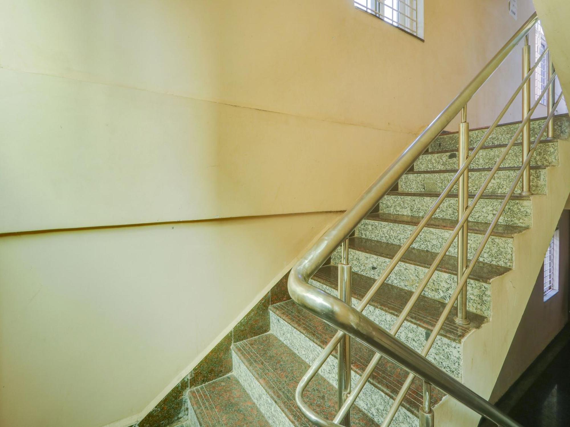 Super Townhouse Qualia Prime Hotel Near Nexus Mall 海得拉巴 外观 照片